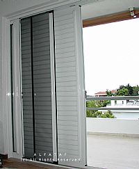 Συρόμενο μονόφυλλο χωνευτό τζάμι-σήτα-παντζούρι